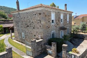 Ampia villa indipendente con giardino, terreno e v