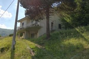Villa in alta valbormida con recinzione fatta