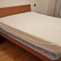 Letto matrimoniale in legno con 2 comodini