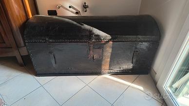 BAULE ANTICO IN CUOIO E LEGNO 