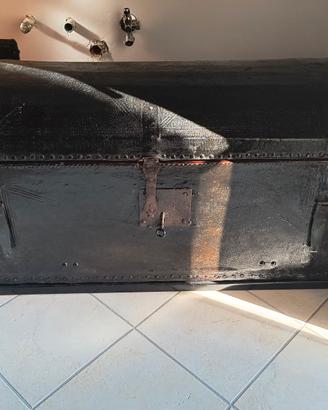 BAULE ANTICO IN CUOIO E LEGNO 