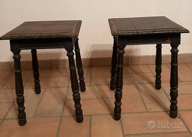 Coppia di comodini antichi in legno scuro