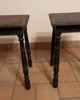 Coppia di comodini antichi in legno scuro