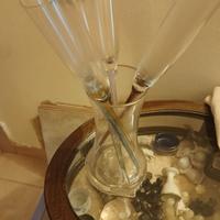 caraffa in vetro con bicchieri 