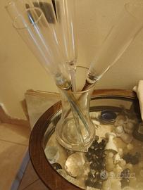 caraffa in vetro con bicchieri 