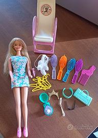 Barbie anni 80/90 con vari accessori e sedia