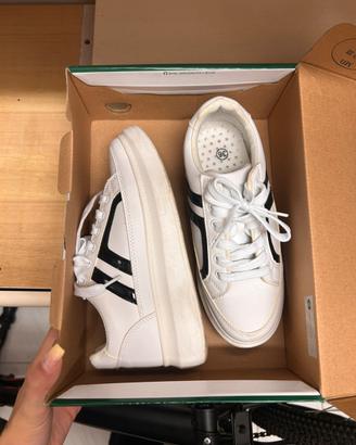 Sneakers bianche e nere con suola alta – taglia 36