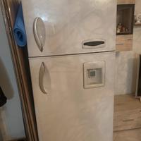 Frigo americano spazioso con dispenser