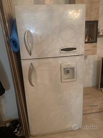 Frigo americano spazioso con dispenser