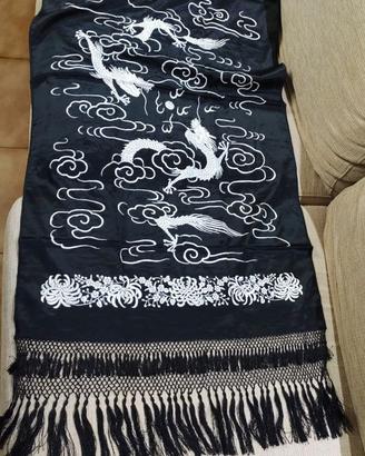 Scialle seta pura ricamata con frange.