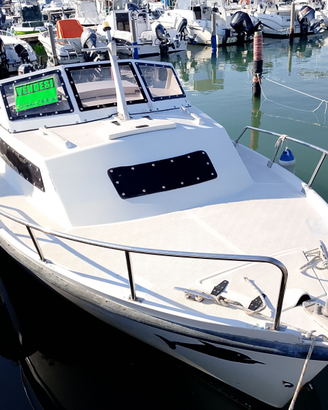 Gozzo cabinato off mare