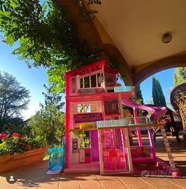 Casa di Barbie con elicottero, scooter e auto