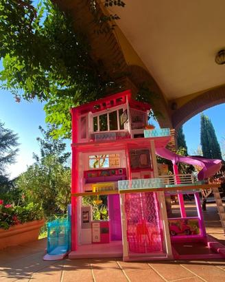 Casa di Barbie con elicottero, scooter e auto