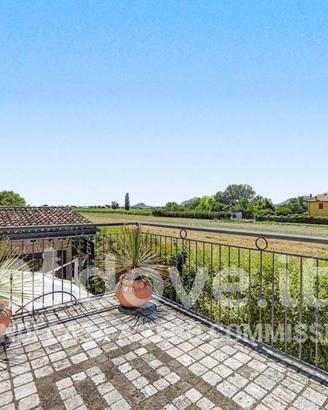 Casa indipendente di 320 m² con più di 5 locali e 