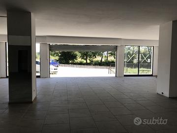 LOCALI COMMERCIALI FRONTE STRADA PATRICA 4 STRADE