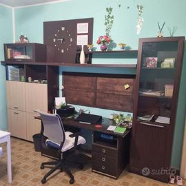 Scrivania ufficio completa con libreria e mobile