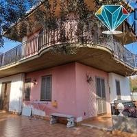 Villetta singola con ampi spazi esterni e garage