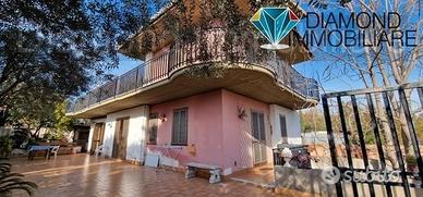 Villetta singola con ampi spazi esterni e garage