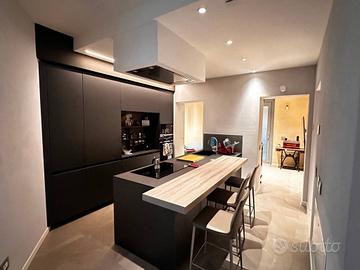 Appartamento di 221 m² con più di 5 locali e box a