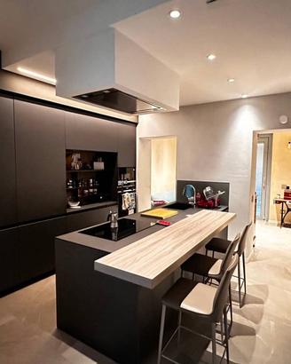 Appartamento di 221 m² con più di 5 locali e box a