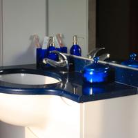 Mobile da bagno di colore blu con lavabo incassato