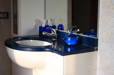 Mobile da bagno di colore blu con lavabo incassato