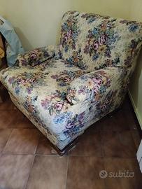 Poltrona comoda con fantasia floreale