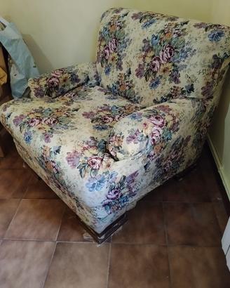 Poltrona comoda con fantasia floreale
