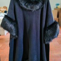 Poncho nero con pelliccia 