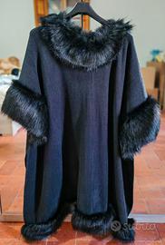 Poncho nero con pelliccia 