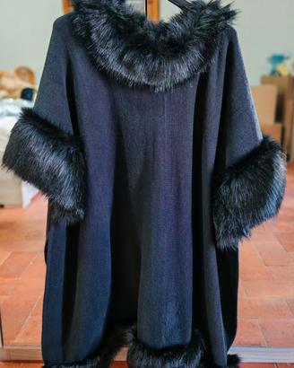 Poncho nero con pelliccia 