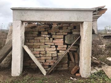 Cornice camino in pietra