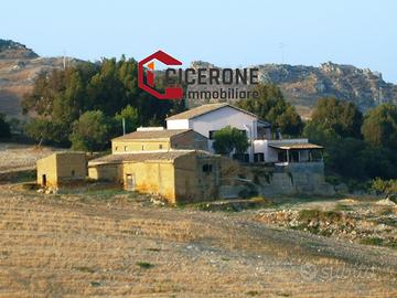 Casale con Appartamenti e Rustico con Terreno AG