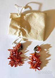 Antica coppia di orecchini in corallo rosa mediter