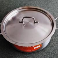 pentola in acciaio con coperchio