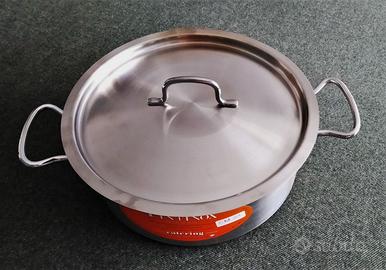 pentola in acciaio con coperchio