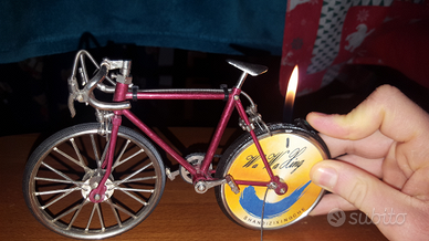 Modellino bici da corsa con accendino vintage
