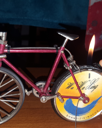 Modellino bici da corsa con accendino vintage
