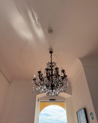 Elegante lampadario in ottone con gocce di cristal