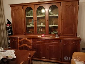 Vetrina Sala con Tavolo e Sedie Stile Classico