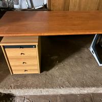 Scrivania robusta con cassetti