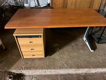 Scrivania robusta con cassetti