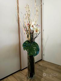 Elegante vaso da terra in vetro con composizione