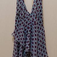 Vestito corto a bretelle.
