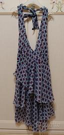 Vestito corto a bretelle.