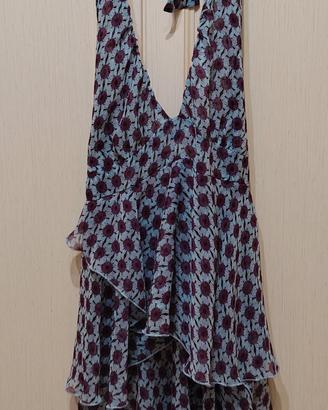 Vestito corto a bretelle.