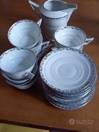 Tazzine di caffè con lattiera dall'epoca