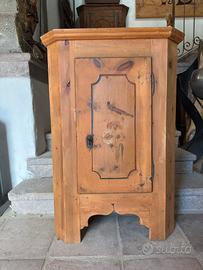 Armadietto tirolese con dipinto floreale