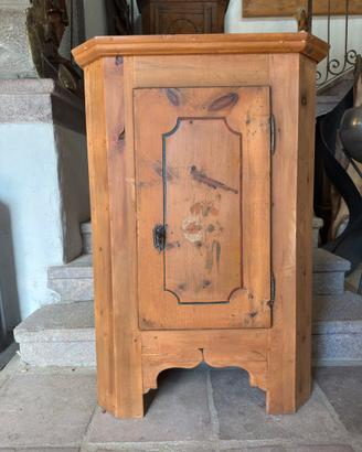 Armadietto tirolese con dipinto floreale