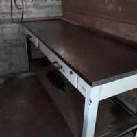 tavolo da lavoro in  ferro e acciaio 
